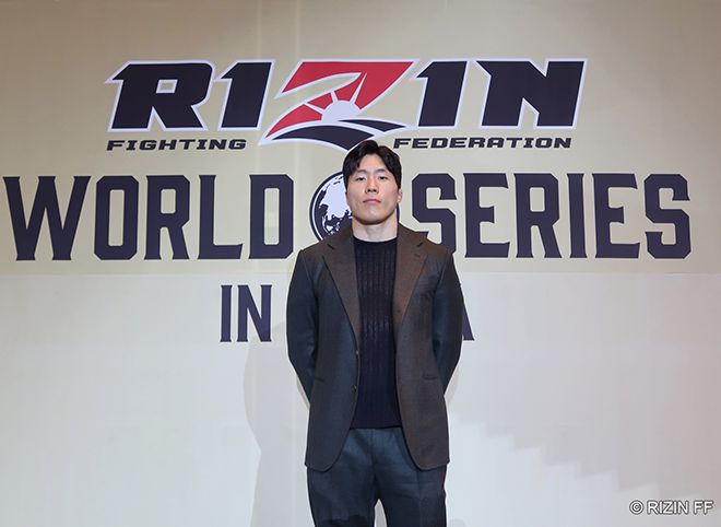 Road to UFC 시즌1·3 기원빈이 2025년 4월 인천광역시 파라다이스시티 호텔 에메랄드룸 라이진 월드시리즈 코리아 기자회견 메인이벤트 출전 선수 촬영을 하고 있다. 사진=RIZIN FF