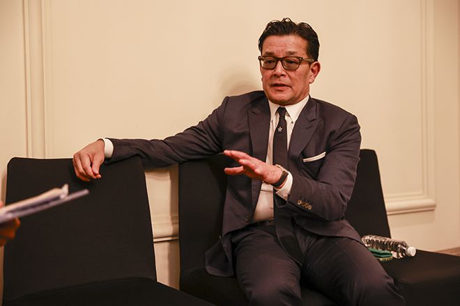 라이진의 사카키바라 노부유키 대표가 2025년 4월 MK스포츠 및 격투기 전문기자 정성욱과 인천광역시 파라다이스시티 호텔 인터뷰에서 한국어/일본어 통역을 보며 답변하고 있다. 사진=FINAL FLASH 박종혁 기자