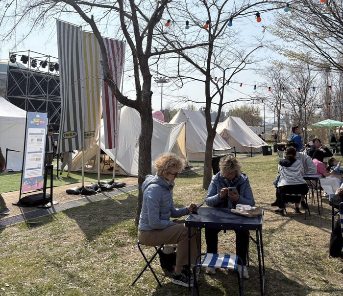 이케아 부스에서 휴식을 즐기는 관광객 / 사진= 문서연 여행+ 기자