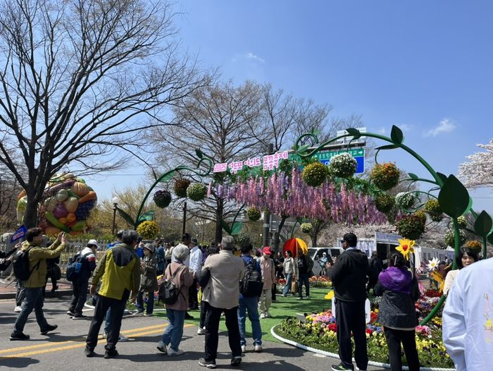 여의도 봄꽃 축제 입구 / 사진= 문서연 여행+ 기자