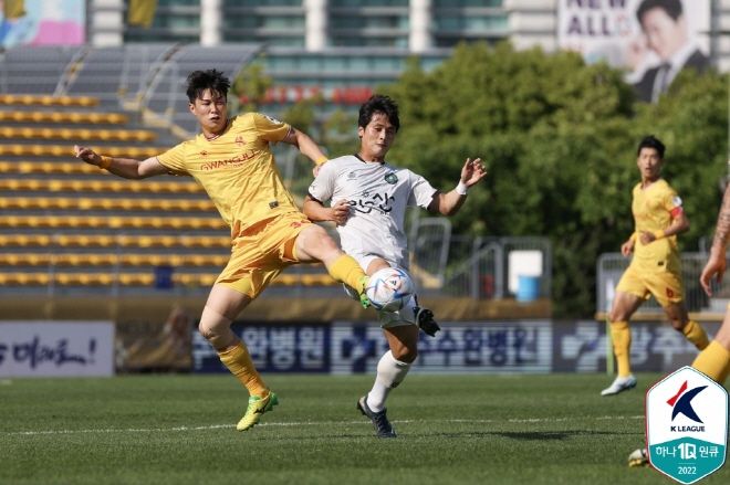 광주 FC 시절 김재봉(사진 왼쪽). 사진=한국프로축구연맹