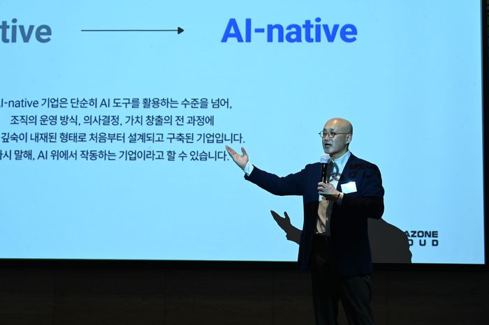 염동훈 메가존클라우드 대표가 18일 오전 서울 여의도에서 열린 한국경제인협회 경영자 조찬강연에서 회원사 경영진을 대상으로 강연하고 있다. [사진 = 메가존클라우드]