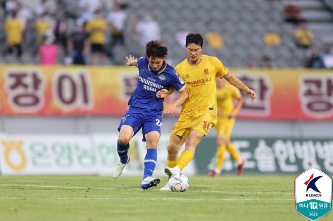 광주 FC 시절 김재봉(사진 오른쪽). 사진=한국프로축구연맹