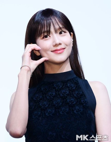 지수는 블랙 민소매 원피스에 클래식한 미니백, 스트랩 힐을 매치해 고급스러운 스타일링을 완성했다. 사진=김영구 기자