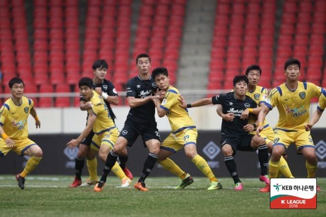 성남 FC 시절 김재봉(사진 가운데). 사진=한국프로축구연맹