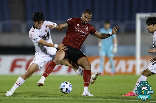 제주 유나이티드(제주 SK의 전신) 시절 김재봉(사진 왼쪽). 사진=한국프로축구연맹