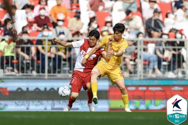 광주 FC 시절 김재봉(사진 오른쪽). 사진=한국프로축구연맹