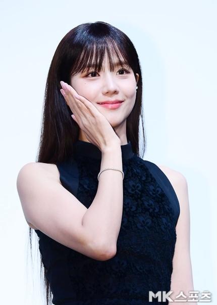 지수가 18일 오후 서울 동대문디자인플라자에서 열린 한 명품 브랜드 전시회 포토 행사에 참석해 단연 돋보이는 아우라를 발산했다. 사진=김영구 기자