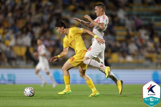 광주 FC 시절 김재봉(사진 왼쪽). 사진=한국프로축구연맹