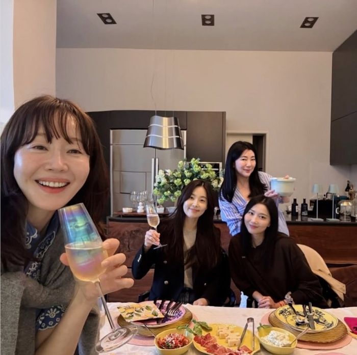 따뜻한 분위기 속에서 식탁을 둘러싼 세 사람은 환한 미소를 띠며 여유로운 시간을 보내고 있다.사진=한지혜 SNS