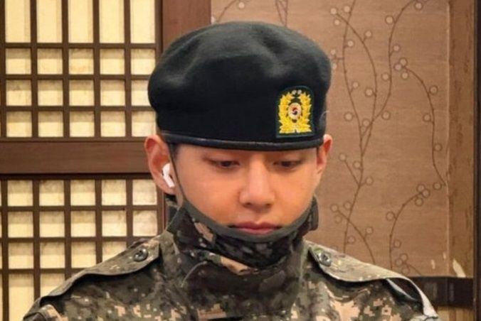 현역으로 군 복무 중인 방탄소년단(BTS) 뷔의 훈훈한 근황이 전해져 눈길을 끈다. [사진출처 = 위버스]