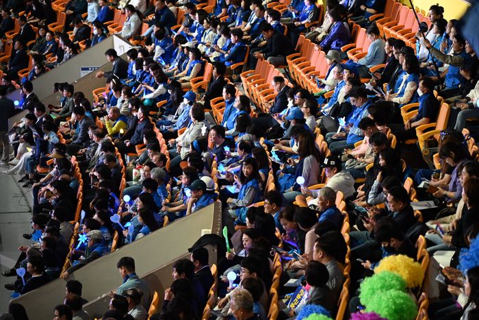 더불어민주당 대선 후보 선출을 위한 충청권 합동연설회에 참석한 지지자들이 응원봉을 흔들고 있다. [사진=전형민 기자]