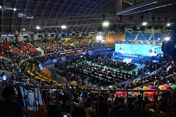 더불어민주당 대선 후보 충청권 합동연설회가 열리고 있는 충북 청주실내체육관의 모습. [사진=전형민 기자]