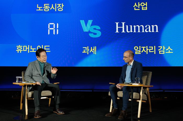 더불어민주당 이재명 전 대표와 ‘사피엔스’의 저자이자 이스라엘의 세계적 석학인 유발 하라리 전 히브리대 역사학과 교수가 지난달 22일 서울 여의도 국회 사랑재에서 인공지능(AI)을 주제로 대담하고 있다. [사진 출처 = 연합뉴스]