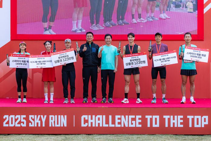롯데월드타워 ‘스카이런’ 경쟁부문 남녀 참가자 시상식 <사진=롯데물산>