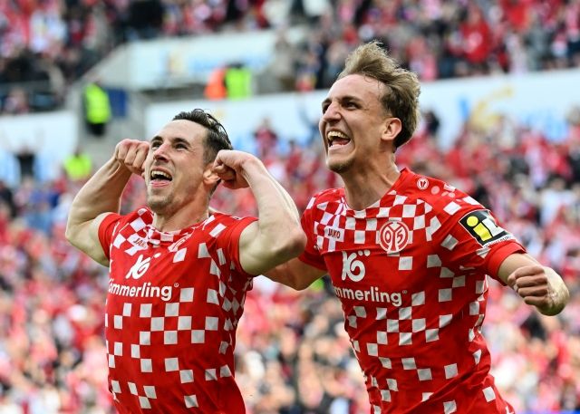 마인츠의 역전골을 기록한 코어(좌), 그는 바이퍼와 함께 골 세리머니를 하고 있다. 사진=AP=연합뉴스