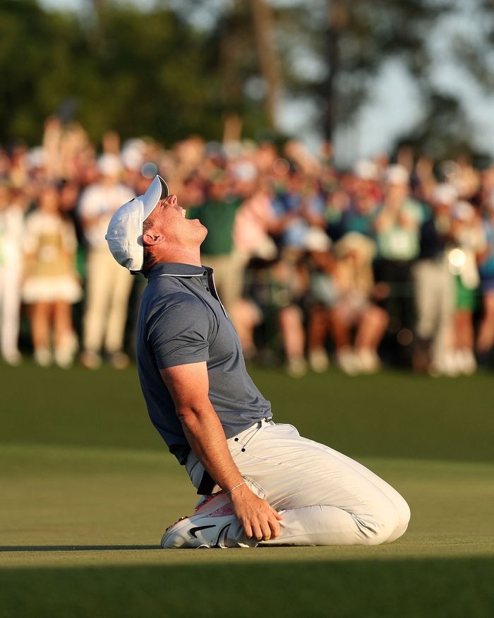 로리 매킬로이가 14일(한국시간) 마스터스 토너먼트 연장전에서 버디퍼트를 성공시킨 뒤 그린에 주저앉아 포효하고 있다. AFP연합뉴스