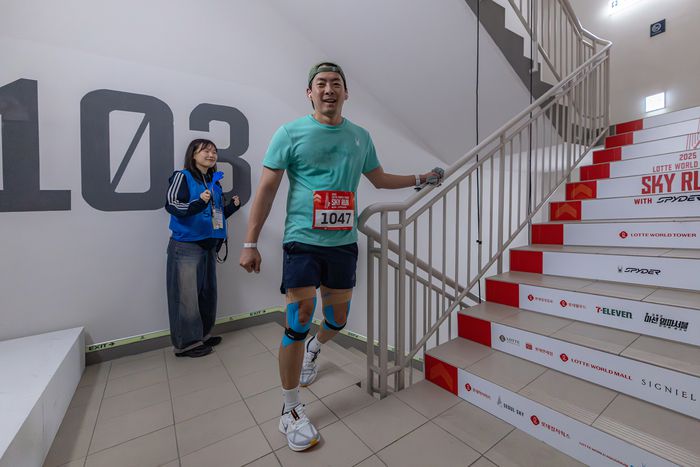 롯데월드타워 ‘스카이런’ 계단에서 뛰는 모습 <사진=롯데물산>