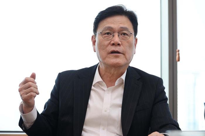 최종구 국제금융협력대사가 매일경제와 인터뷰하고 있다. [한주형 기자]