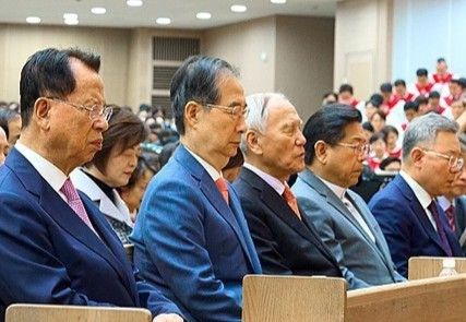 한덕수 대통령 권한대행 국무총리(왼쪽에서 두 번째)가 지난 20일 서울 강동구 명성교회에서 열린 부활절 예배에 참석해 기도하고 있다. [사진 출처 = 명성교회]