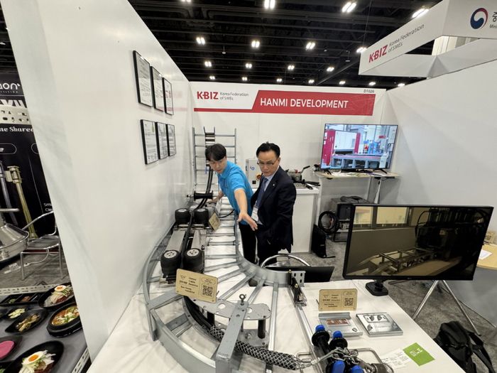 < Hanmi Cable America 대표가 직접 바이어에게 제품 설명 / 출처 : 한미개발 >