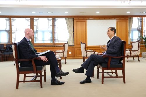 한덕수 대통령 권한대행 국무총리가 지난 17일 정부서울청사에서 영국 일간 파이낸셜타임스(FT) 크리스찬 데이비스 서울지국장과 인터뷰를 하고 있다. [사진 출처 = 국무총리실]