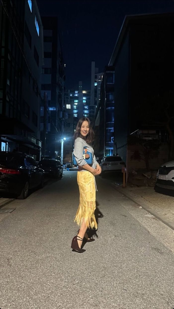 야간 촬영컷에서는 도시 골목길을 배경으로 특유의 자유롭고 자연스러운 분위기를 연출했다. 사진=이효리 SNS