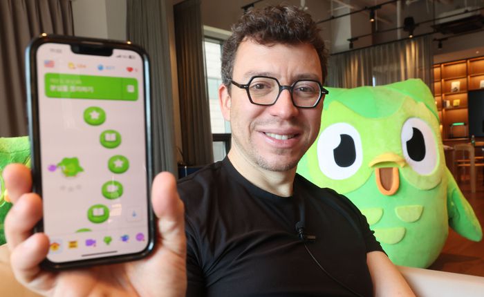 루이스폰안 듀오링고 CEO가 자사앱을 들어보이고 있다. [이승환 기자]