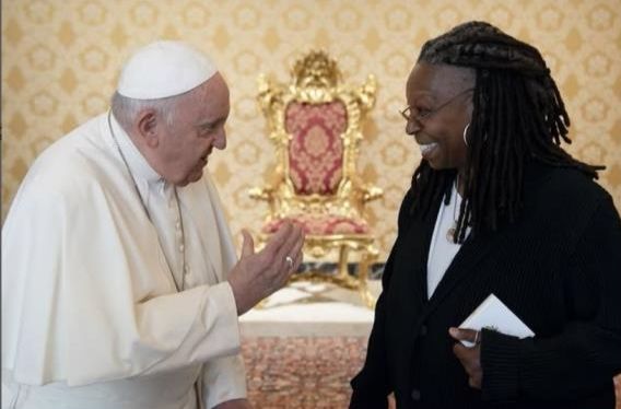 프란치스코 교황 선종 소식에 할리우드 스타들의 애도 물결이 잇따르고 있다. [사진출처 = 우피 골드버그 인스타그램]