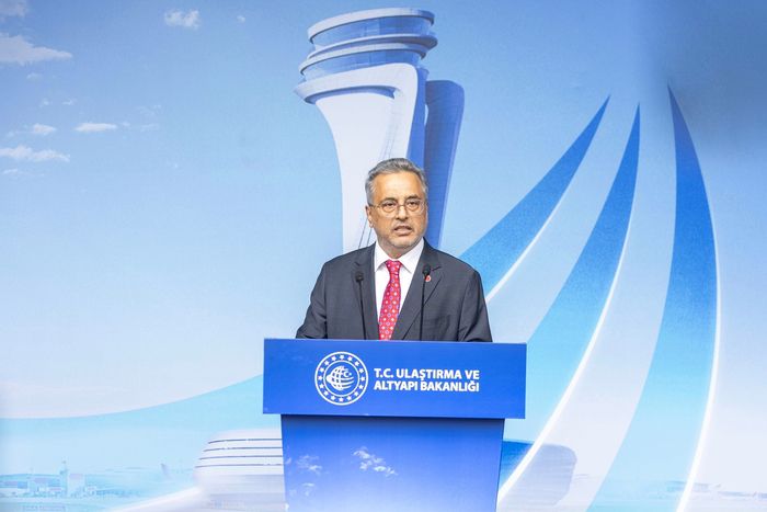 터키항공이 허브 이스탄불 공항에서 유럽 최초로 독립 활주로 3곳 운영을 시작했다. 기념식에서 축사를 하고 있는 아흐멧 볼랏 터키항공 회장 / 사진=터키항공