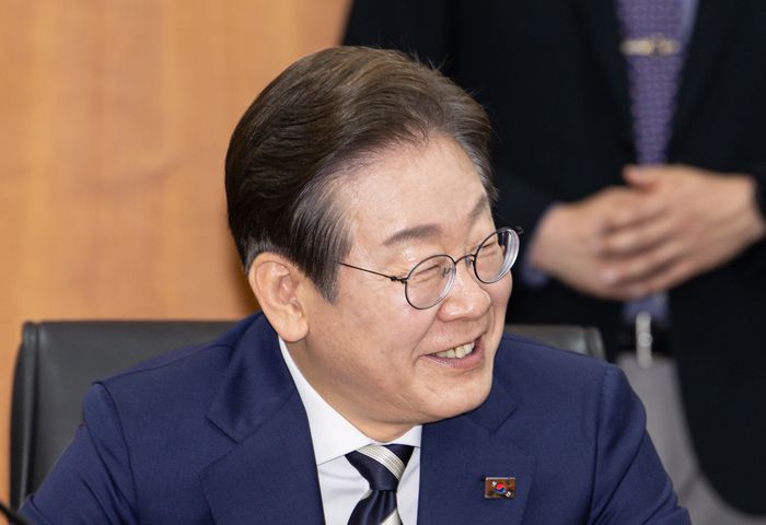 이재명 더불어민주당 경선 후보가 21일 오전 서울 여의도 금융투자협회에서 열린 자본시장 활성화를 위한 정책간담회에서 미소를 짓고 있다. [사진출처=뉴스1]