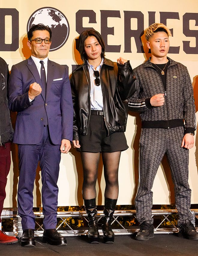 종합격투기 여자 아톰급 세계랭킹 20위 출신 케이트 로터스(가운데)가 2025년 4월 인천광역시 파라다이스시티 호텔 에메랄드룸 기자회견 일본 선수 기념 촬영에 응하고 있다. 왼쪽은 사카키바라 노부유키 라이진 대표. 사진=스탠다드앤드프로그레스 스포츠에이전시 제공