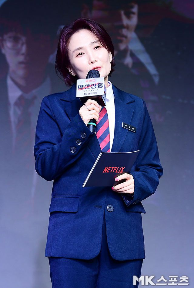 박경림은 네이비 컬러를 베이스로 한 포멀한 스쿨룩을 완성해 눈길을 끌었다. 사진=김영구 기자