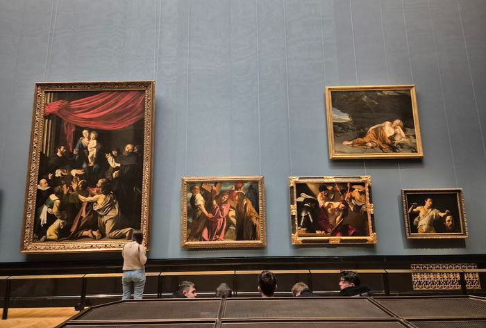 카라바조의 대작 3점이 나란히 걸려 카라바조의 차력쇼를 보여주는 방. 왼쪽 끝이 [로자리의 성모], 오른쪽 끝이 [다윗과 골리앗의 머리]다. ©김슬기
