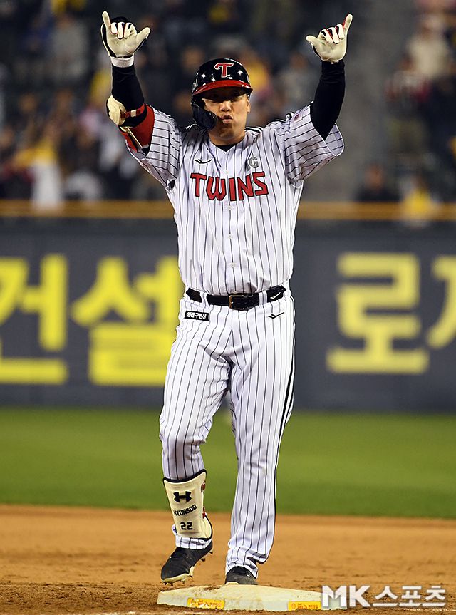 LG 김현수가 24일 잠실 NC전에서 적시타를 친 뒤 포효하고 있다. 사진(잠실 서울)=천정환 기자