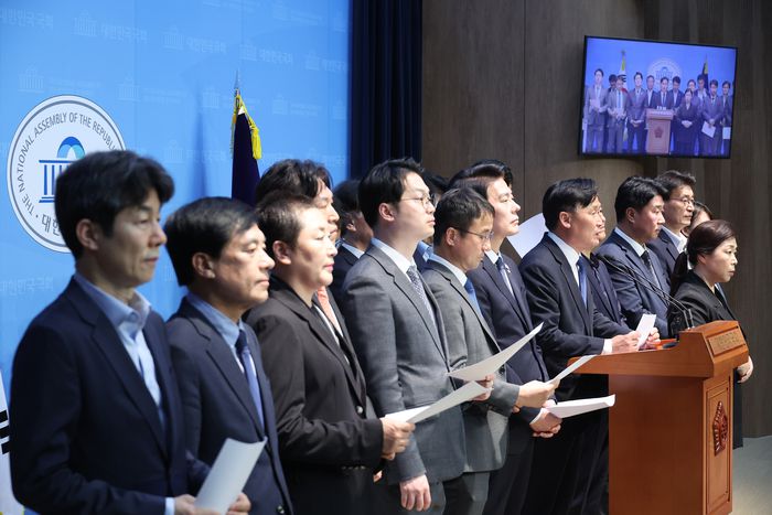 더불어민주당 전정권정치탄압대책위원회 위원들이 24일 서울 여의도 국회 소통관에서 문재인 전 대통령 기소 관련 긴급 기자회견을 하고 있다. [사진 출처 = 연합뉴스]