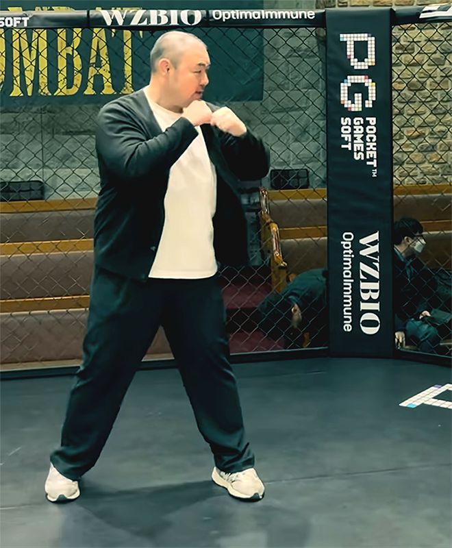 이둘희 해설위원이 2025년 3월 블랙컴뱃 챔피언스리그 시즌2 #10 생중계가 끝난 후 경기도 오산시 전용 경기장 블랙아고라 케이지 위에서 몸을 풀고 있다. 사진@monster__hongxx 영상 화면