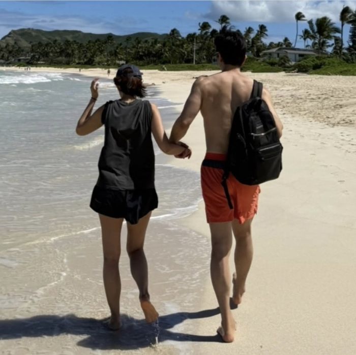 두 사람은 맨발로 해변을 걷고, 나란히 바다를 바라보며 여유로운 시간을 즐기고 있다.사진=차인표 sns