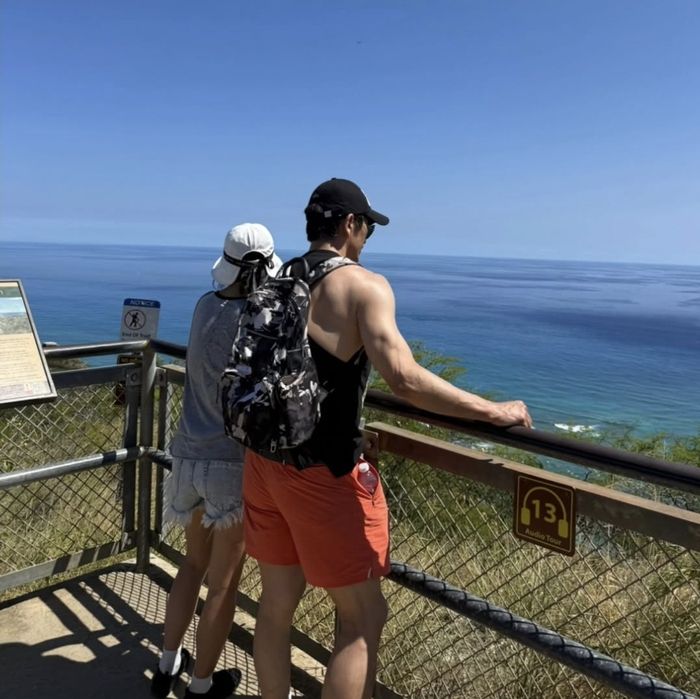 차인표는 오렌지색 반바지에 백팩을 매고, 신애라는 편안한 티셔츠와 운동모자로 캐주얼한 스타일을 완성했다. 사진=차인표 sns