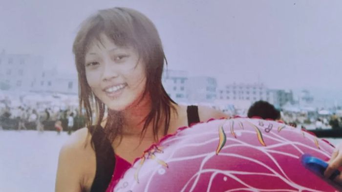 에비가 14세에 찍은 성형 전 모습. [사진 = BBC]