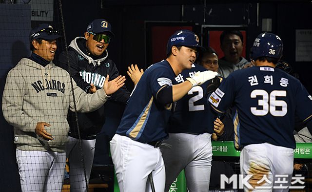 24일 잠실 LG전에서 서호철의 적시타로 2명의 주자가 득점하자 이호준 감독이 기뻐하고 있다. 사진(잠실 서울)=천정환 기자