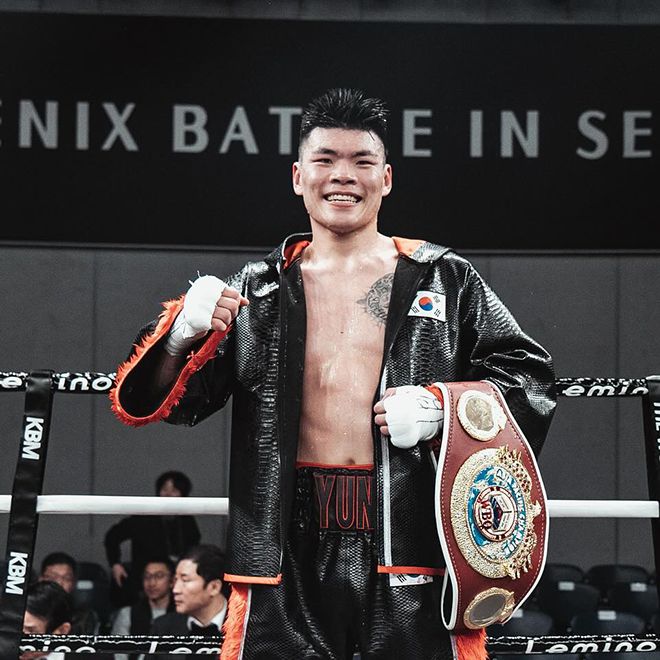 윤덕노가 2024년 11월 도전자로 참가한 세계복싱기구 아시아태평양 슈퍼미들급 타이틀매치 승리를 통해 챔피언 자리를 되찾은 서울특별시 섬유센터 이벤트홀에서 기념 촬영을 하고 있다. 사진=더원 프로모션