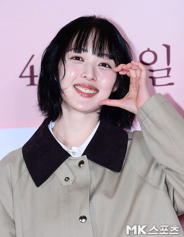 단정하게 정돈된 잔 웨이브 단발 헤어와 은은한 메이크업은 김보라의 청초한 매력을 한층 부각시켰다. 사진=김영구 기자