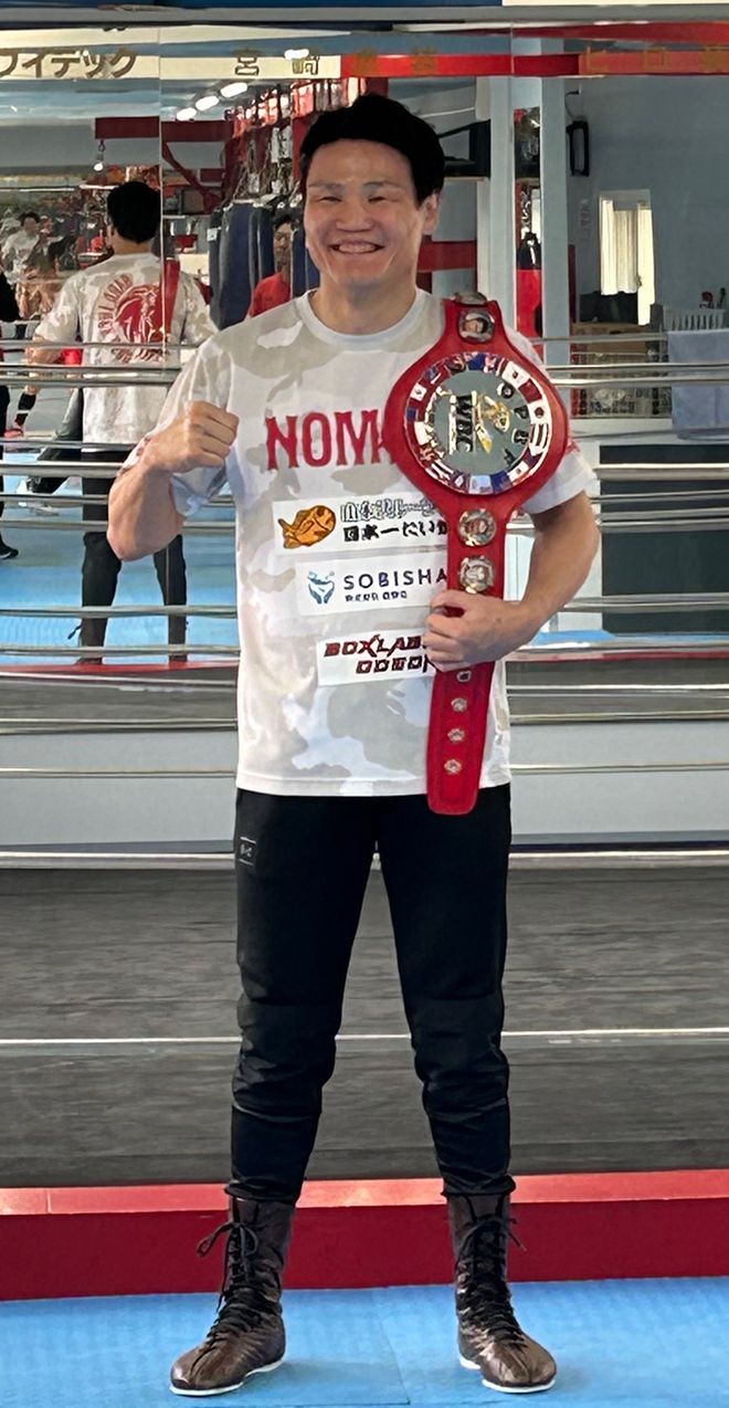 노나카 유키가 디자인이 바뀐 동양태평양복싱연맹 새 챔피언 벨트를 받은 기념 촬영을 하고 있다. 사진=Mitsuki Promotions