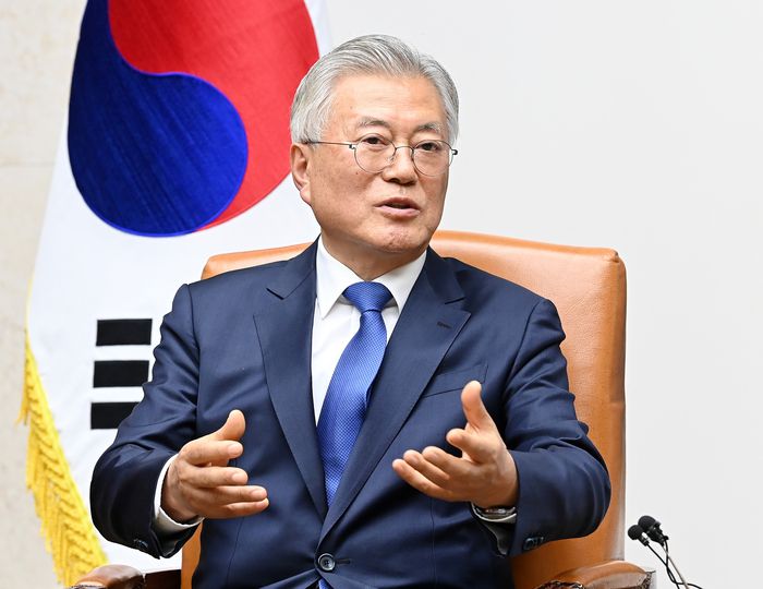4·27 판문점선언 7주년 기념식 참석차 국회를 방문한 문재인 전 대통령이 25일 서울 여의도 국회에서 우원식 국회의장과 면담을 하고 있다. [사진 출처 = 연합뉴스]