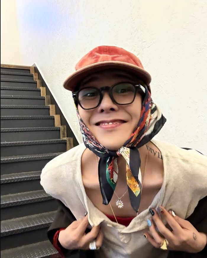 지드래곤은 버건디 컬러의 볼캡에, 스카프를 턱에 단단히 묶은 채 렌즈 너머 카메라를 바라보고 있다.사진=지드래곤 부계정 SNS