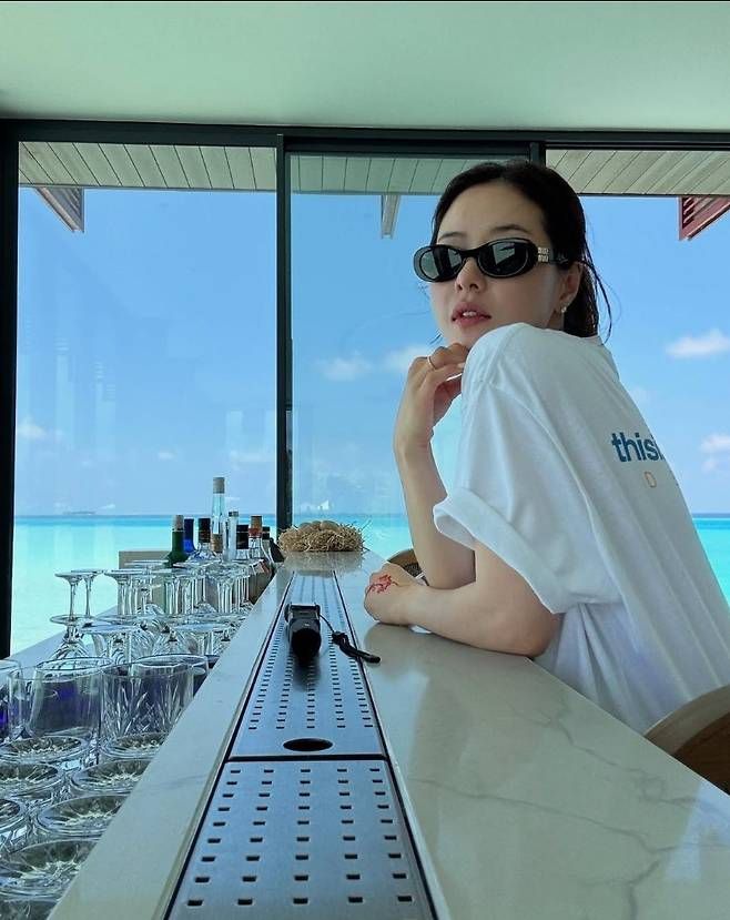 박하나는 오버핏 화이트 반팔티에 블랙 프레임 선글라스를 매치해 시크하면서도 청량한 휴양지 무드를 완성했다.사진=박하나 SNS