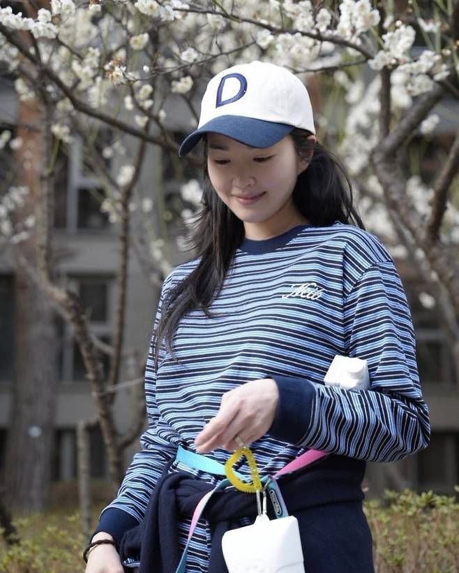 류이서는  네이비 카디건을 허리에 가볍게 두른 모습은 편안하면서도 청순한 무드를 동시에 자아냈다.사진=류이서 SNS