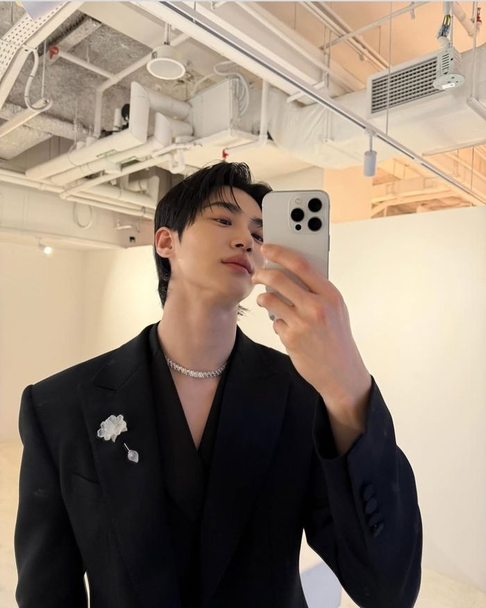 변우석은 고개를 살짝 든 채 자연광을 머금은 얼굴로 셔터를 눌렀다.사진=변우석 SNS