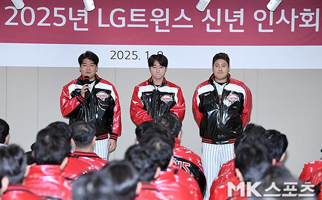 최채흥(가운데)이 지난 1월 신년 인사회에서 LG 선수단에게 인사하고 있다. 사진=천정환 기자